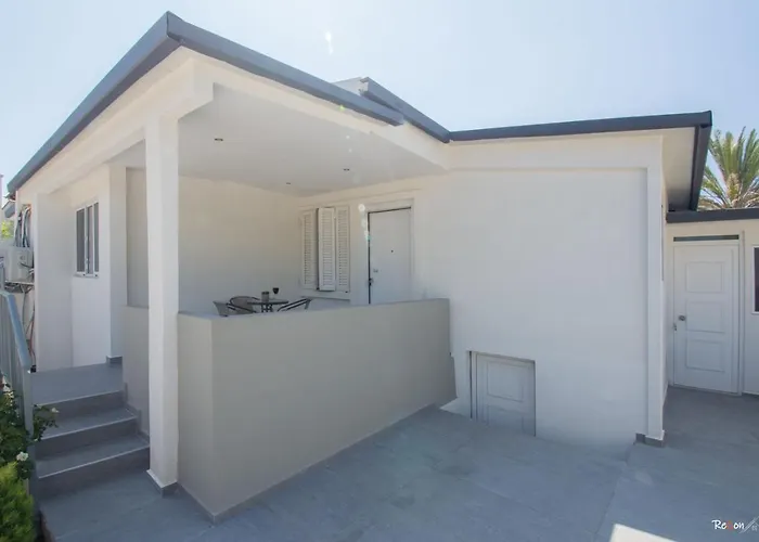 Oresti\'S Villa Near Airport & Beach