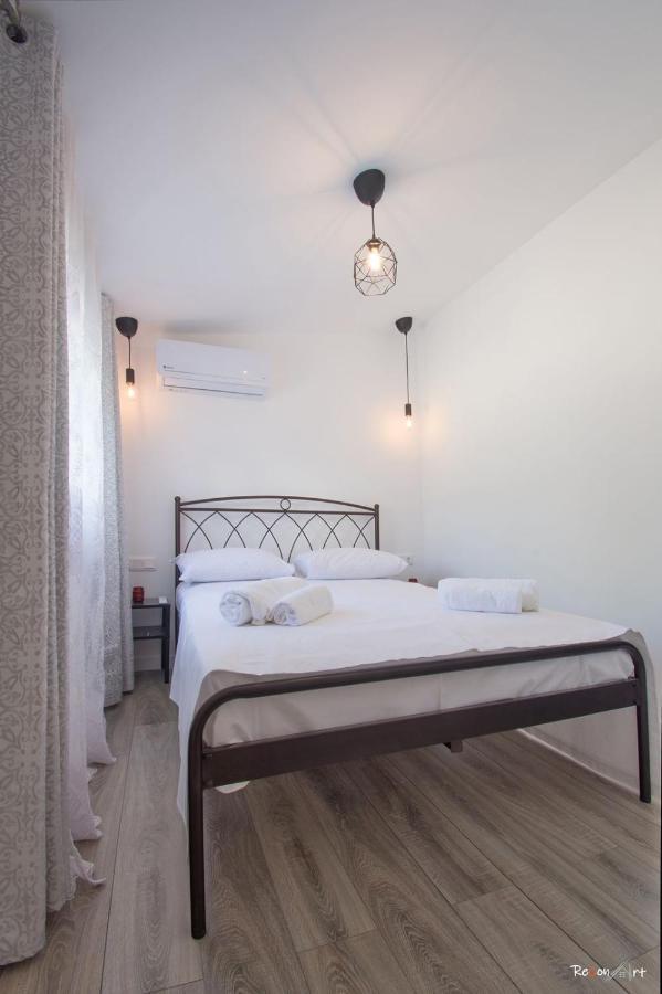 Oresti's Near Airport & Beach