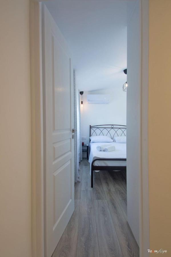Oresti's Near Airport & Beach