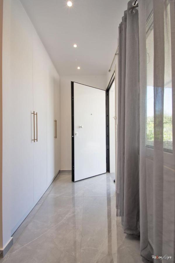 Oresti's Near Airport & Beach